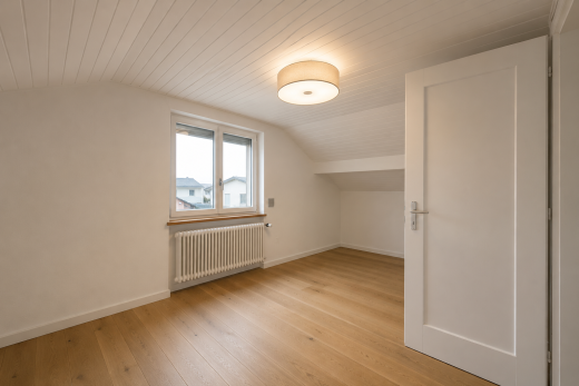 leerer raum mit teppich, carpet, kühler, inside property, und dachschräge