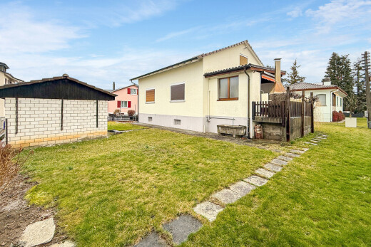 façade avec pelouse, property visible, day time, vide sanitaire, et terrasse