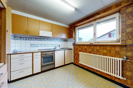 cuisine avec radiateur, sol en vinyle, vinyl floor, four, et light floor