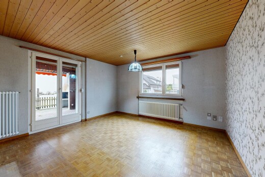 pièce vide avec wood ceiling, plafond en bois, natural light, lumière naturelle, et radiateur