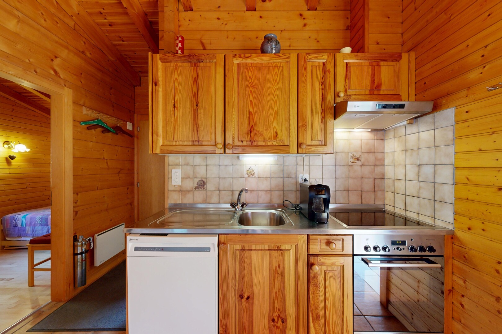 cuisine avec dated wood wall, mur en bois, wood wall, dosseret, et backsplash