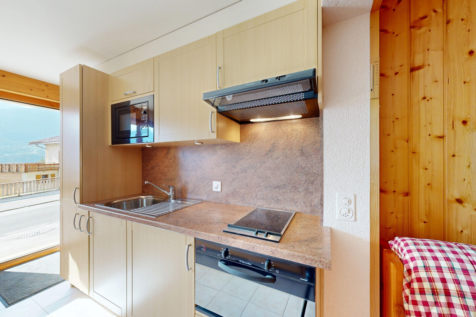 cuisine avec hotte, light floor, backsplash, dosseret, et light countertops