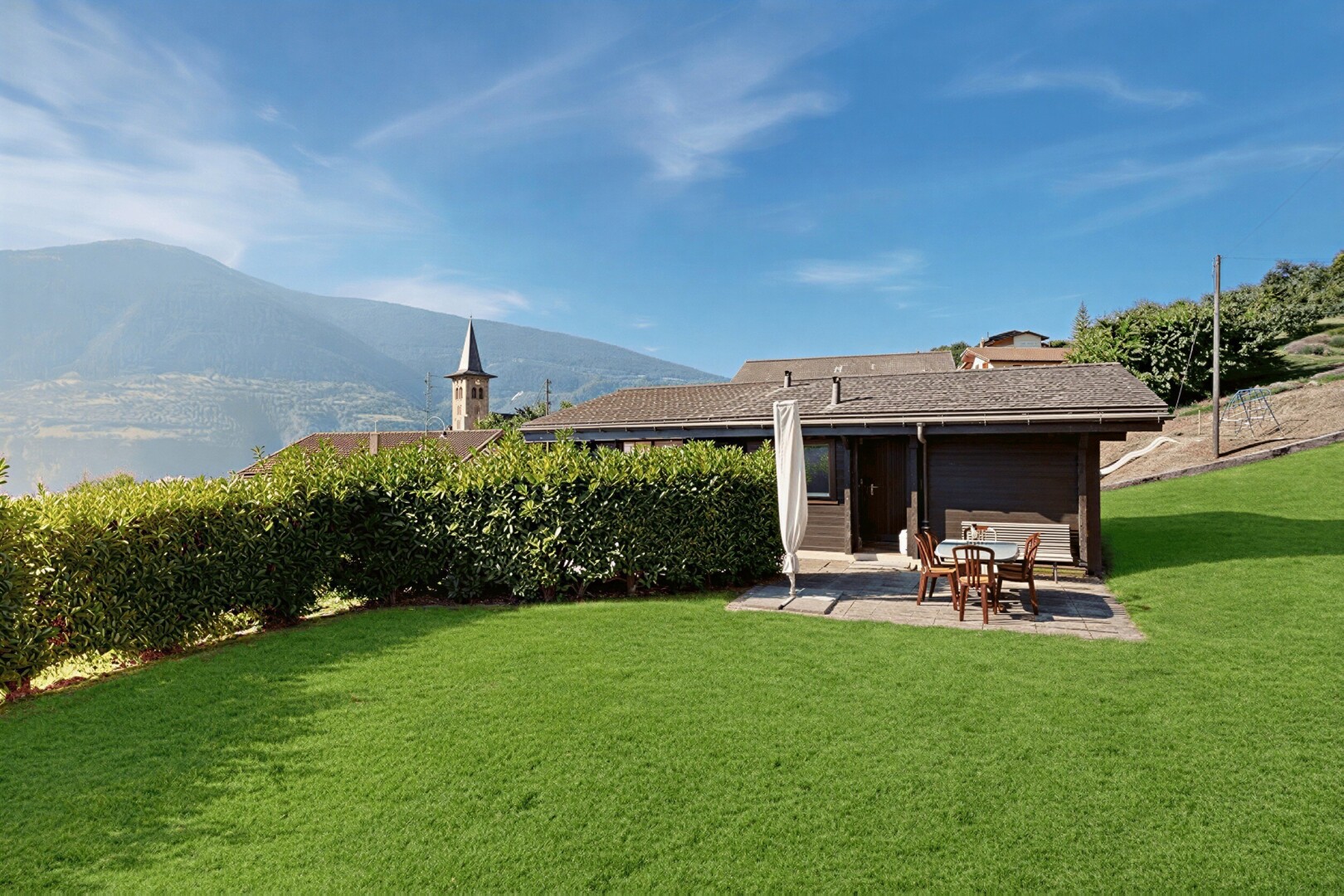jardin avec pelouse, from property, vue sur la montagne, mountain view, et terrasse