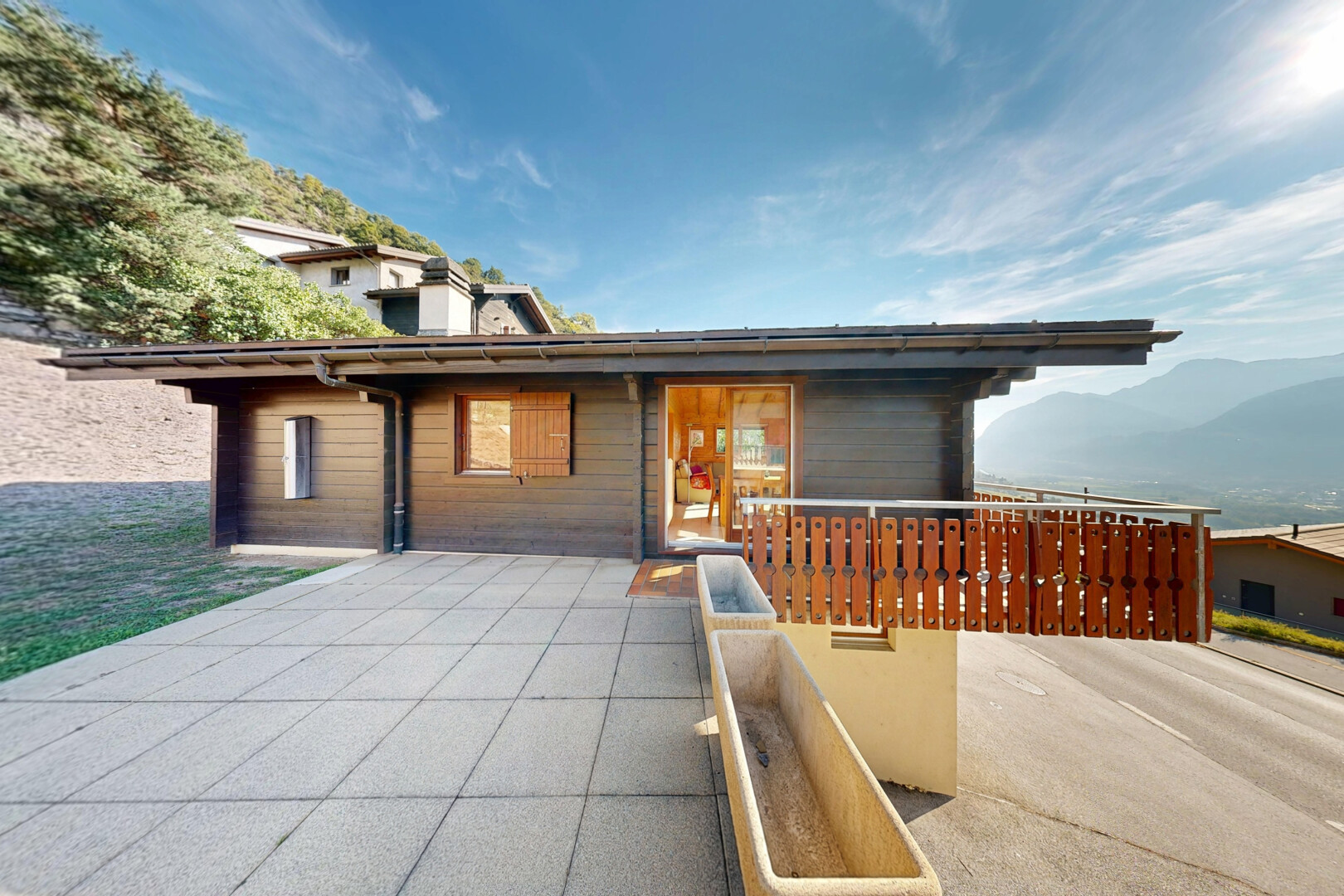 terrasse avec mountain view, vue sur la montagne, day time, et property visible