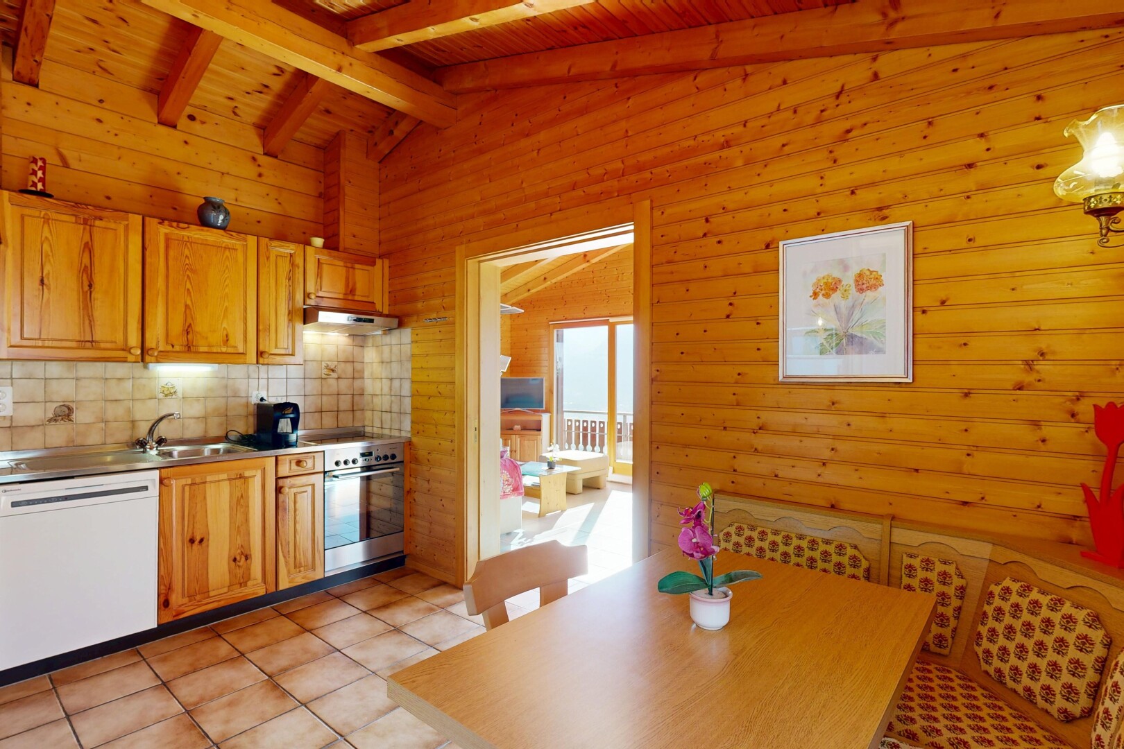 cuisine avec dosseret, backsplash, dated wood wall, mur en bois, et wood wall