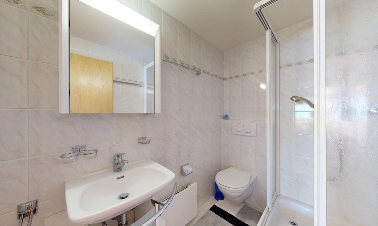 salle de bains avec tile wall, mur en carrelage, douche, salle de bain complète, et évier