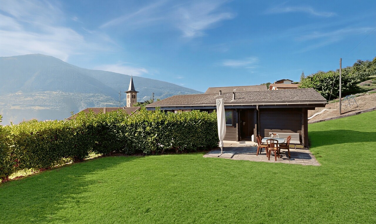 jardin avec pelouse, from property, vue sur la montagne, mountain view, et terrasse