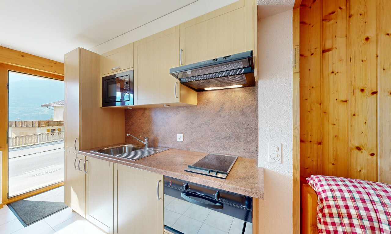 cuisine avec hotte, light floor, backsplash, dosseret, et light countertops