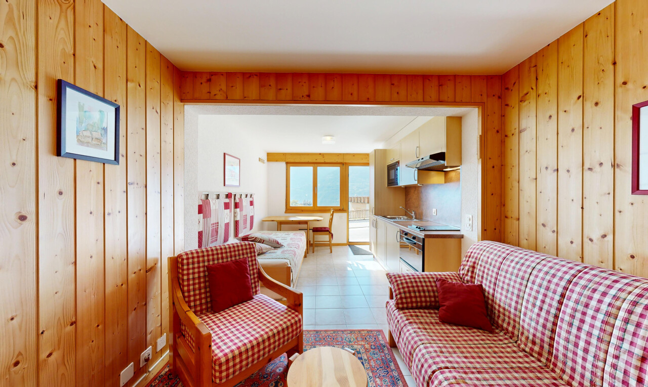 salon avec dated wood wall, mur en bois, wood wall, inside property, et évier