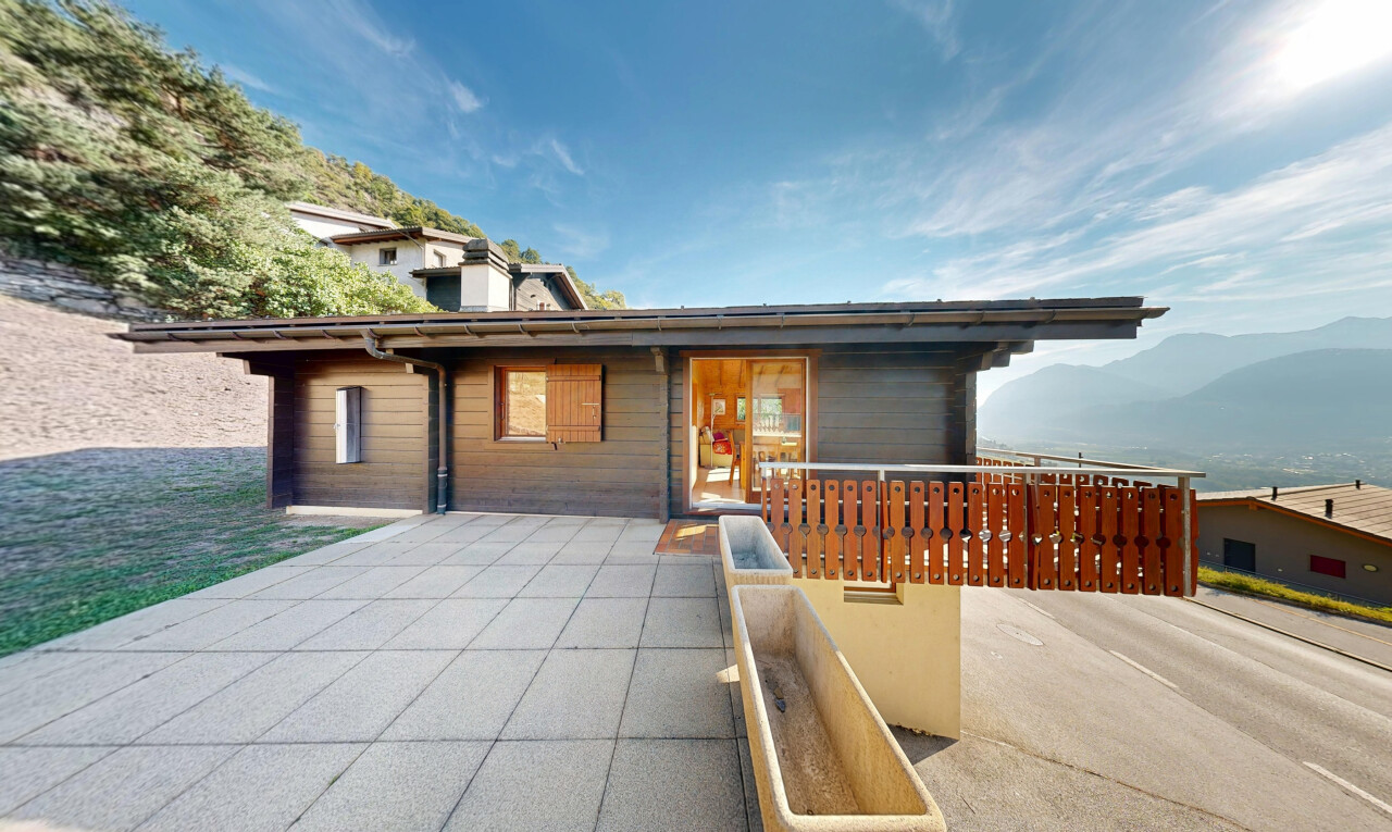 terrasse avec mountain view, vue sur la montagne, day time, et property visible