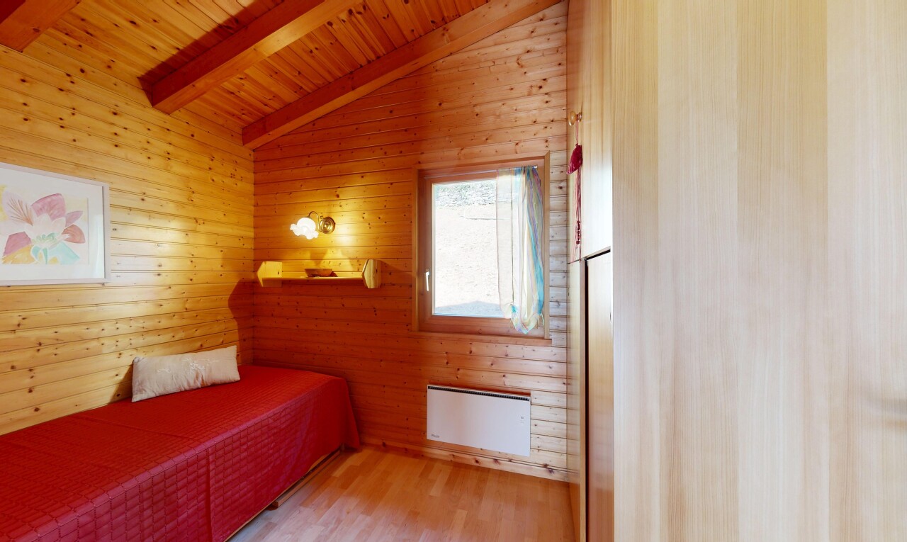 chambre avec plafond à poutres, beamed ceiling, mur en bois, wood wall, et dated wood wall