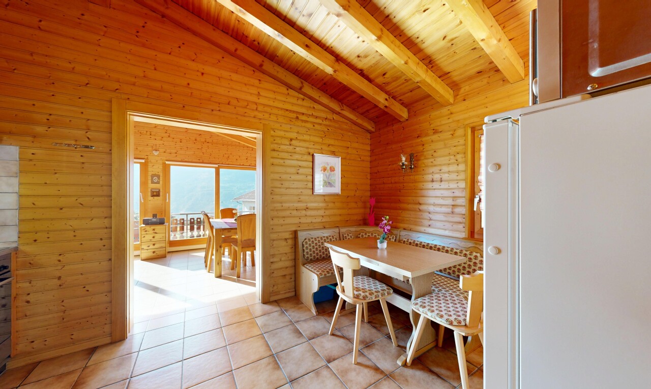 salle à manger avec vaulted ceiling, plafond voûté, beamed ceiling, plafond à poutres, et wood ceiling