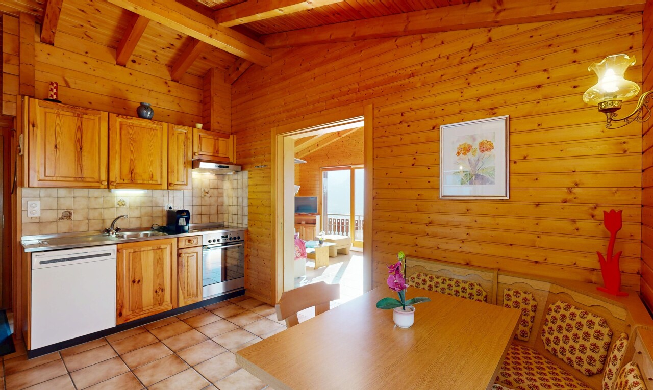 cuisine avec dosseret, backsplash, dated wood wall, mur en bois, et wood wall