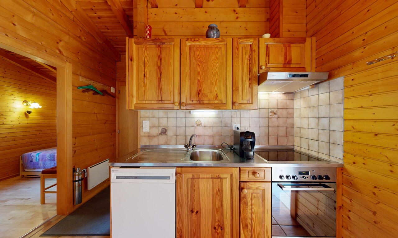 cuisine avec dated wood wall, mur en bois, wood wall, dosseret, et backsplash