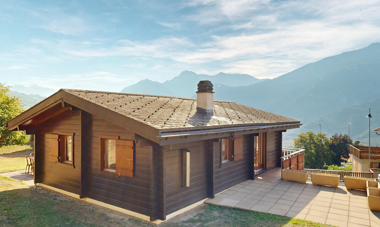 façade avec bardage horizontal, property visible, cheminée, mountain view, et vue sur la montagne