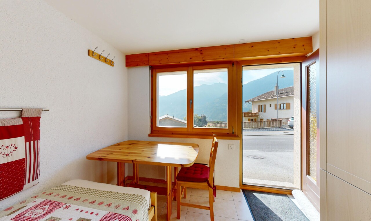 salle à manger avec mountain view, vue sur la montagne, tile floor, sol en carrelage, et inside property