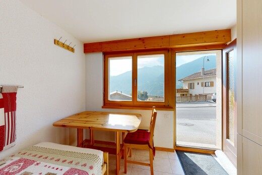 salle à manger avec mountain view, vue sur la montagne, tile floor, sol en carrelage, et inside property