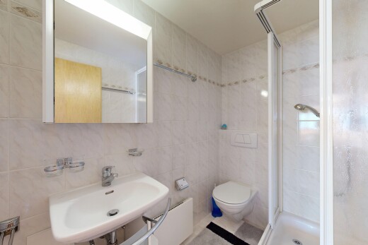 salle de bains avec tile wall, mur en carrelage, douche, salle de bain complète, et évier
