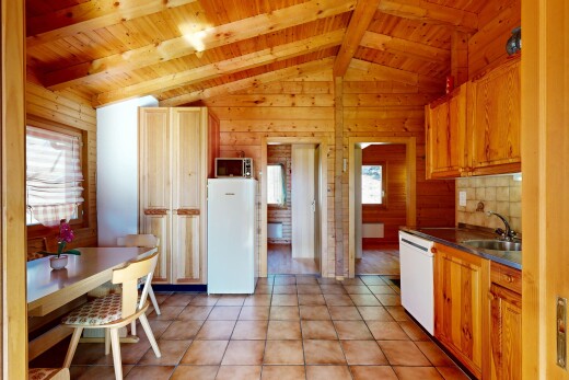 cuisine avec plafond en bois, wood ceiling, dated wood wall, dark countertops, et plans de travail