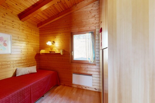 chambre avec plafond à poutres, beamed ceiling, mur en bois, wood wall, et dated wood wall