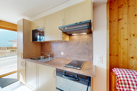 cuisine avec hotte, light floor, backsplash, dosseret, et light countertops