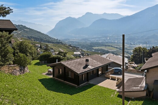 vue sur la montagne avec property visible, vue sur la montagne, mountain view, day time, et drone view
