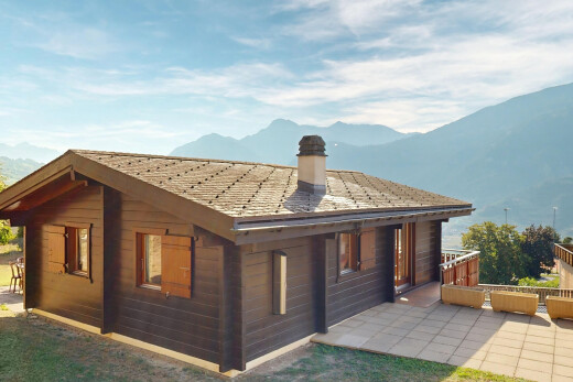 façade avec bardage horizontal, property visible, cheminée, mountain view, et vue sur la montagne