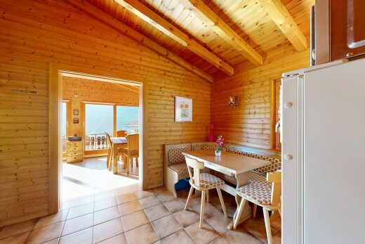 salle à manger avec vaulted ceiling, plafond voûté, beamed ceiling, plafond à poutres, et wood ceiling