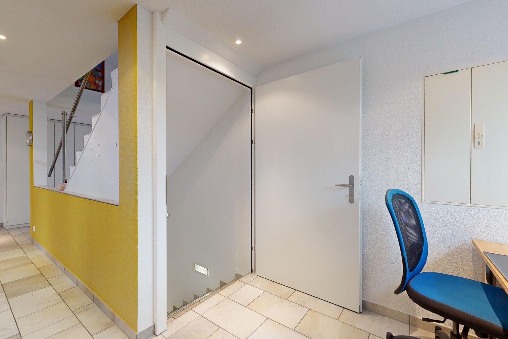 bureau avec inside property, cloison sèche, drywall, sol en carrelage, et tile floor