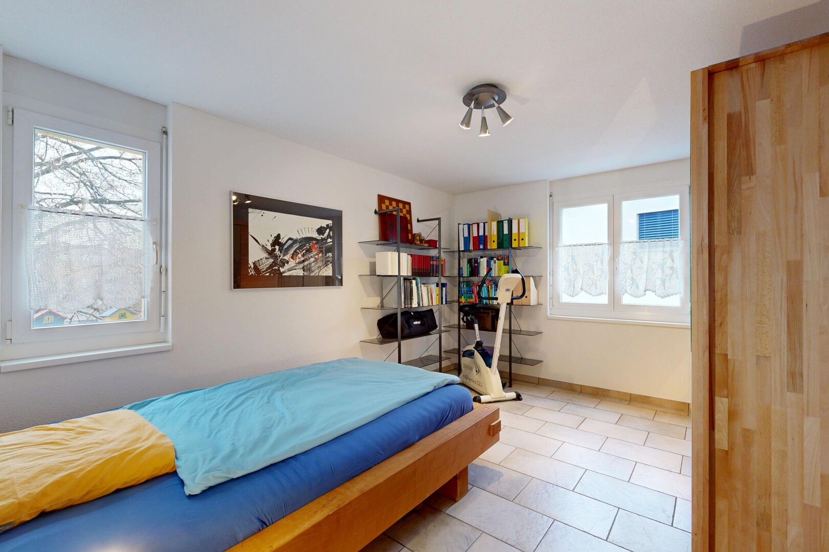 chambre avec inside property, cloison sèche, drywall, lumière naturelle, et natural light