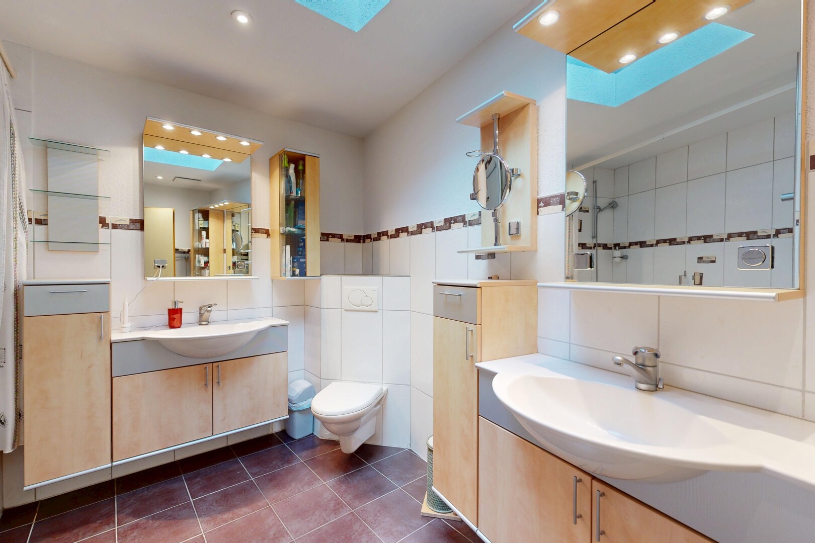 salle de bains avec puits de lumière, salle de bain complète, deux lavabos simples, sol en carrelage, et tile floor