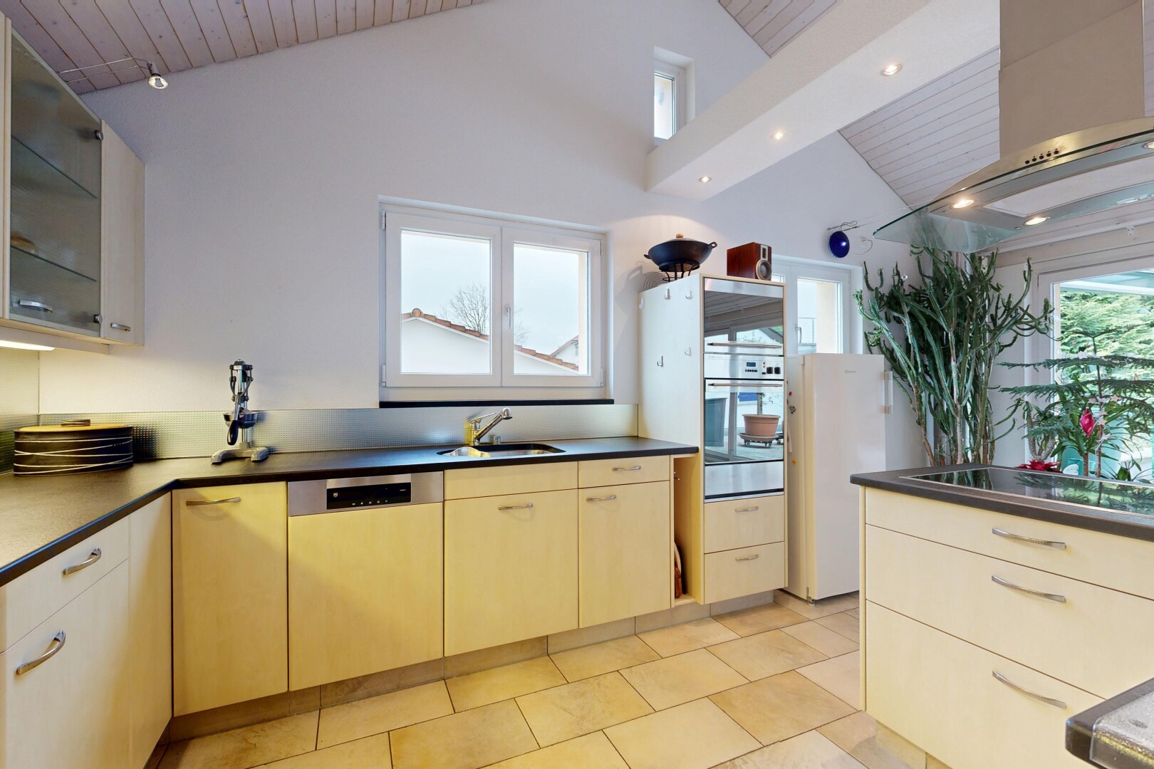 cuisine avec plafond voûté, vaulted ceiling, hotte, lumière naturelle, et natural light