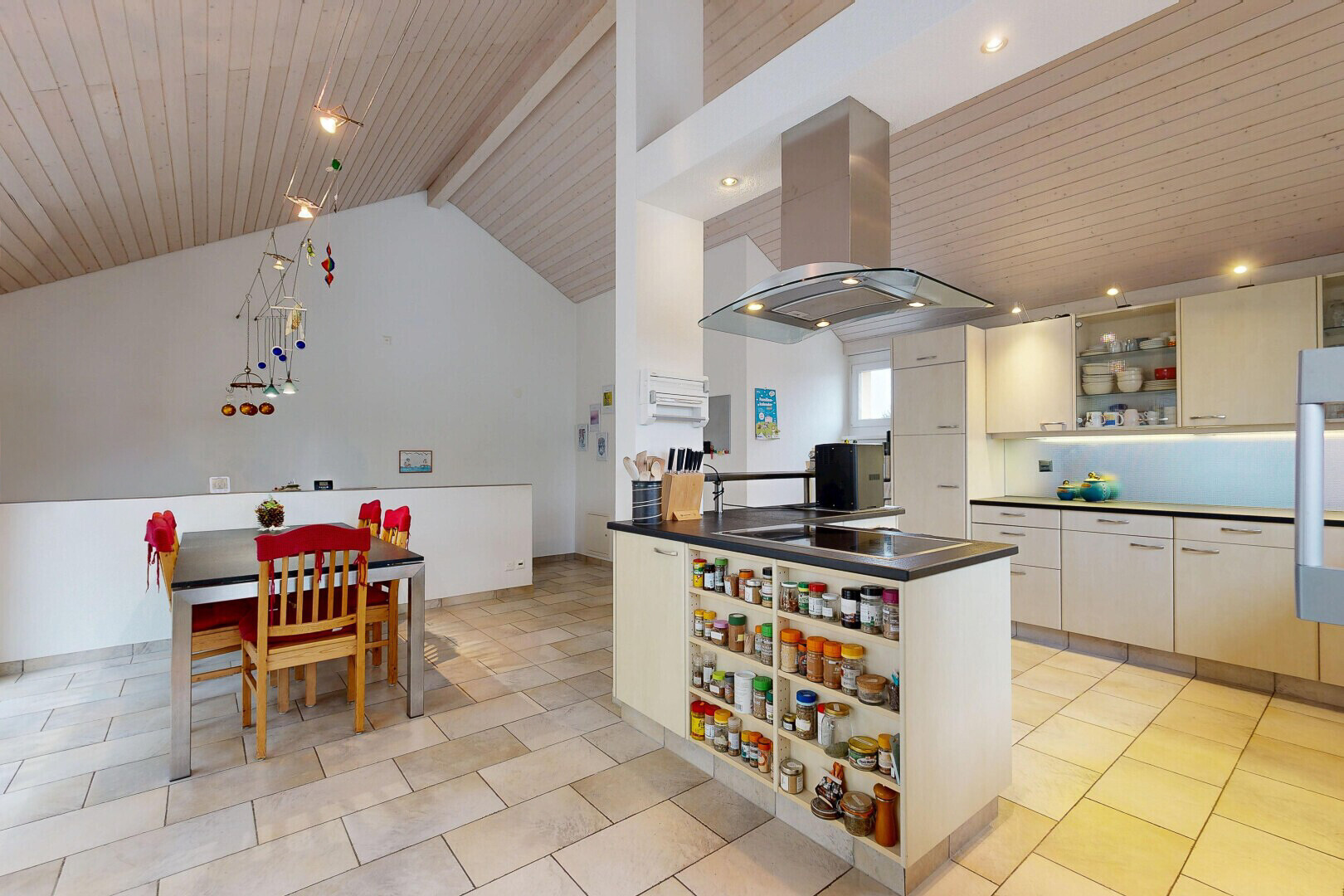 cuisine avec étagères ouvertes, hotte, péninsule de cuisine, wood ceiling, et inside community