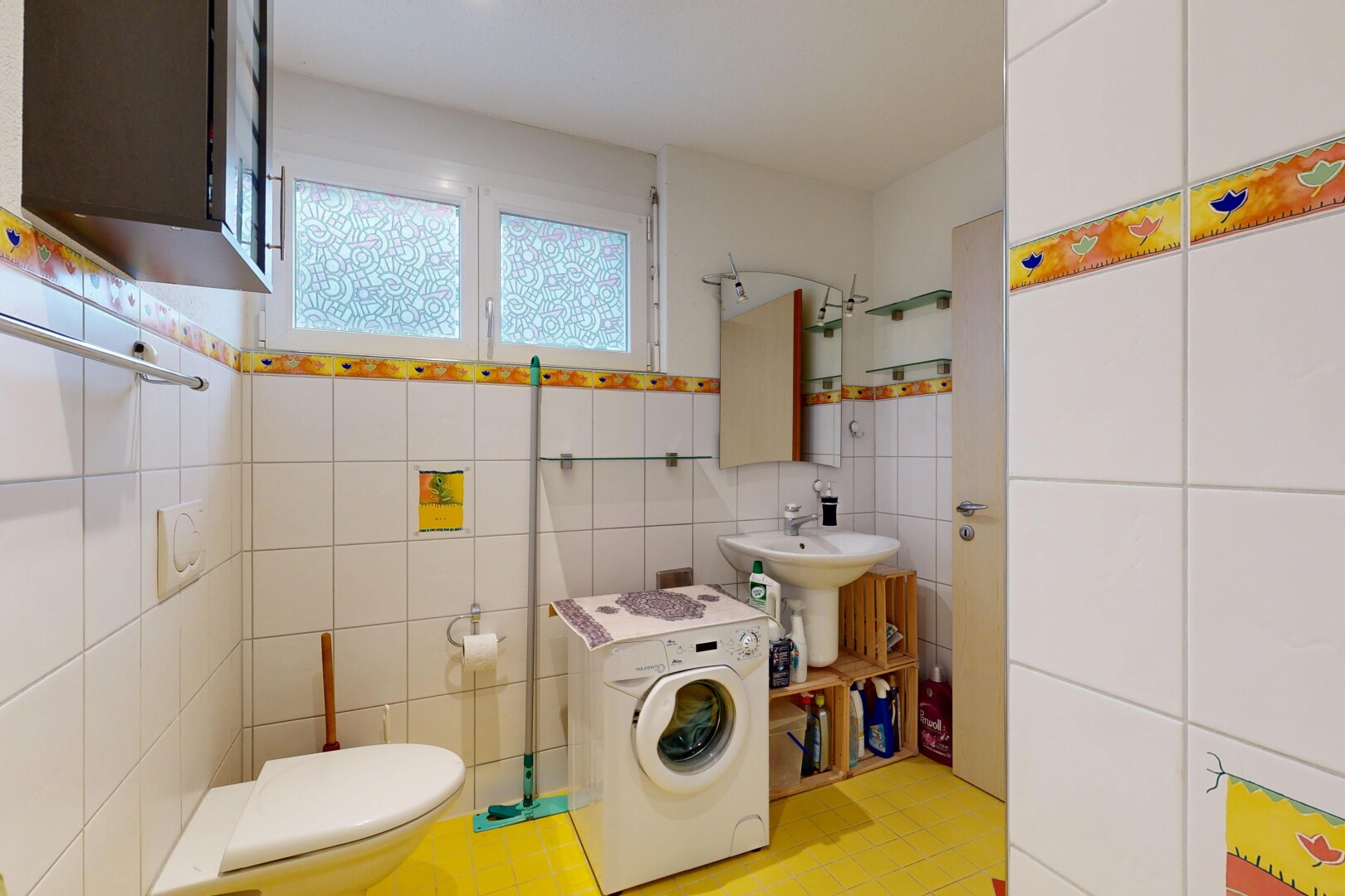 buanderie avec lave-linge et sèche-linge, mur en carrelage, tile wall, inside property, et lumière naturelle