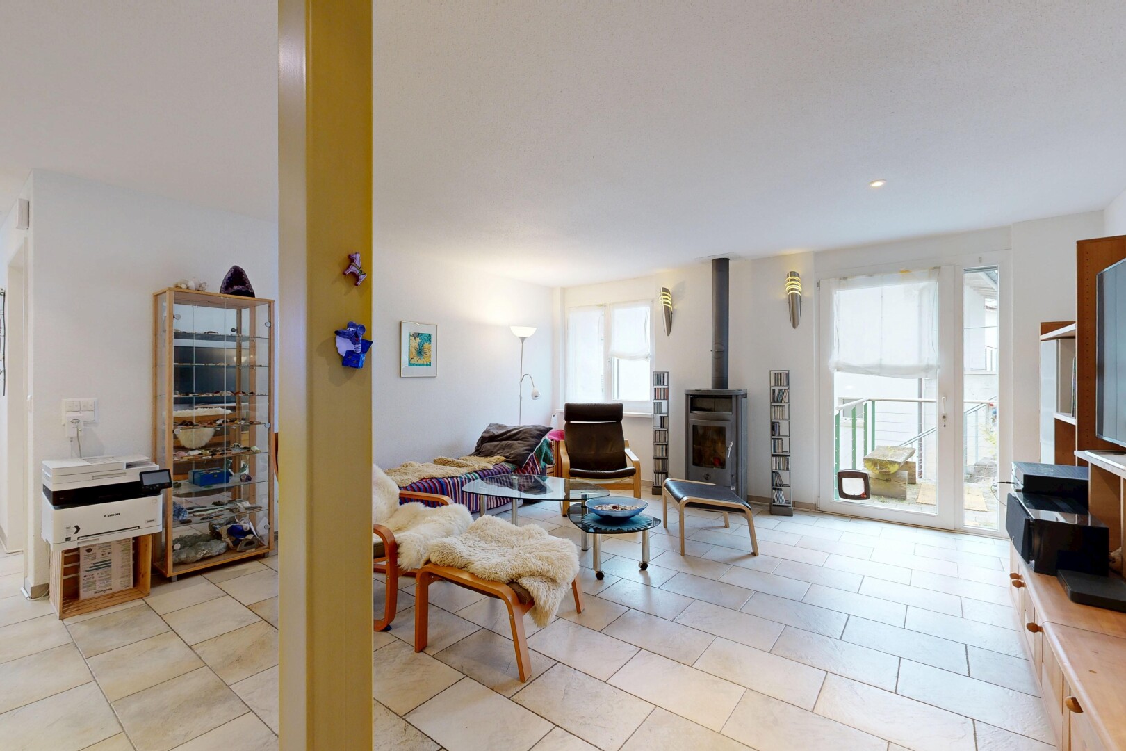 salon avec poêle à bois, inside property, lumière naturelle, natural light, et cloison sèche