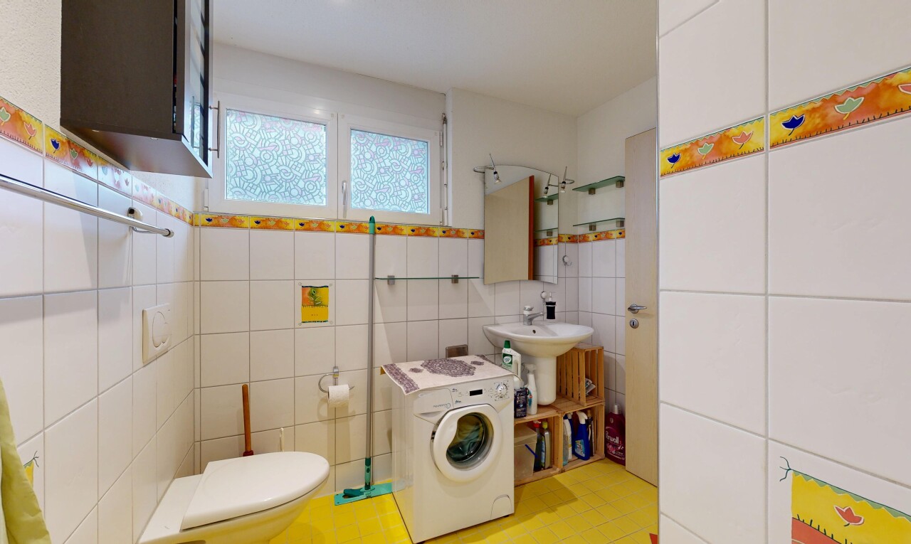 buanderie avec lave-linge et sèche-linge, mur en carrelage, tile wall, inside property, et lumière naturelle