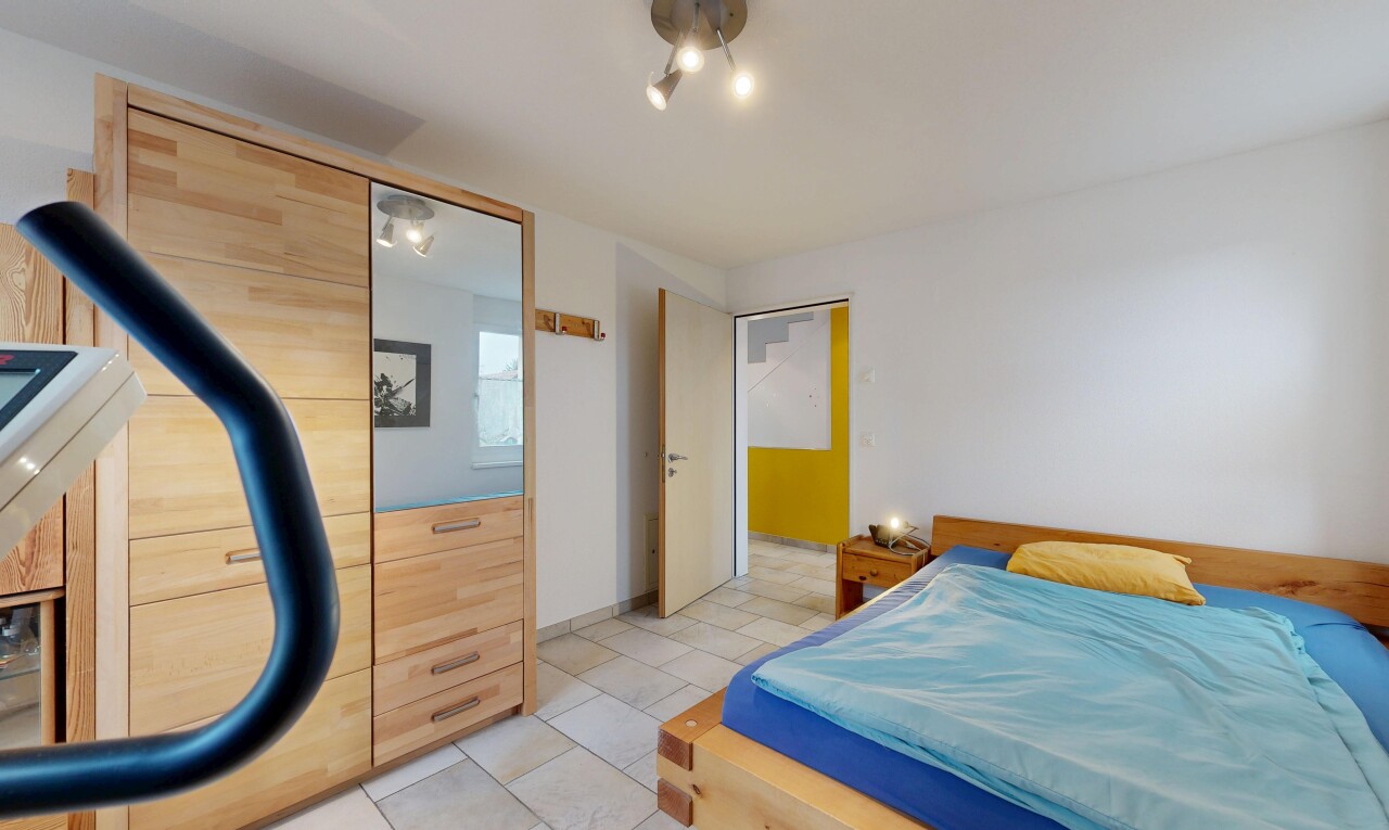 chambre avec inside property, cloison sèche, drywall, placard, et sol en carrelage