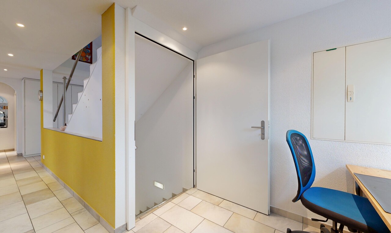bureau avec inside property, cloison sèche, drywall, sol en carrelage, et tile floor