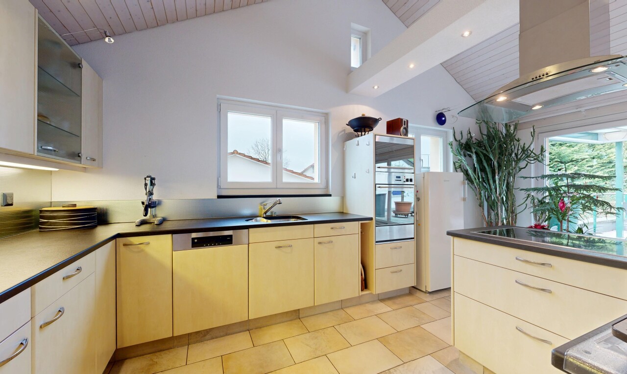 cuisine avec plafond voûté, vaulted ceiling, hotte, lumière naturelle, et natural light