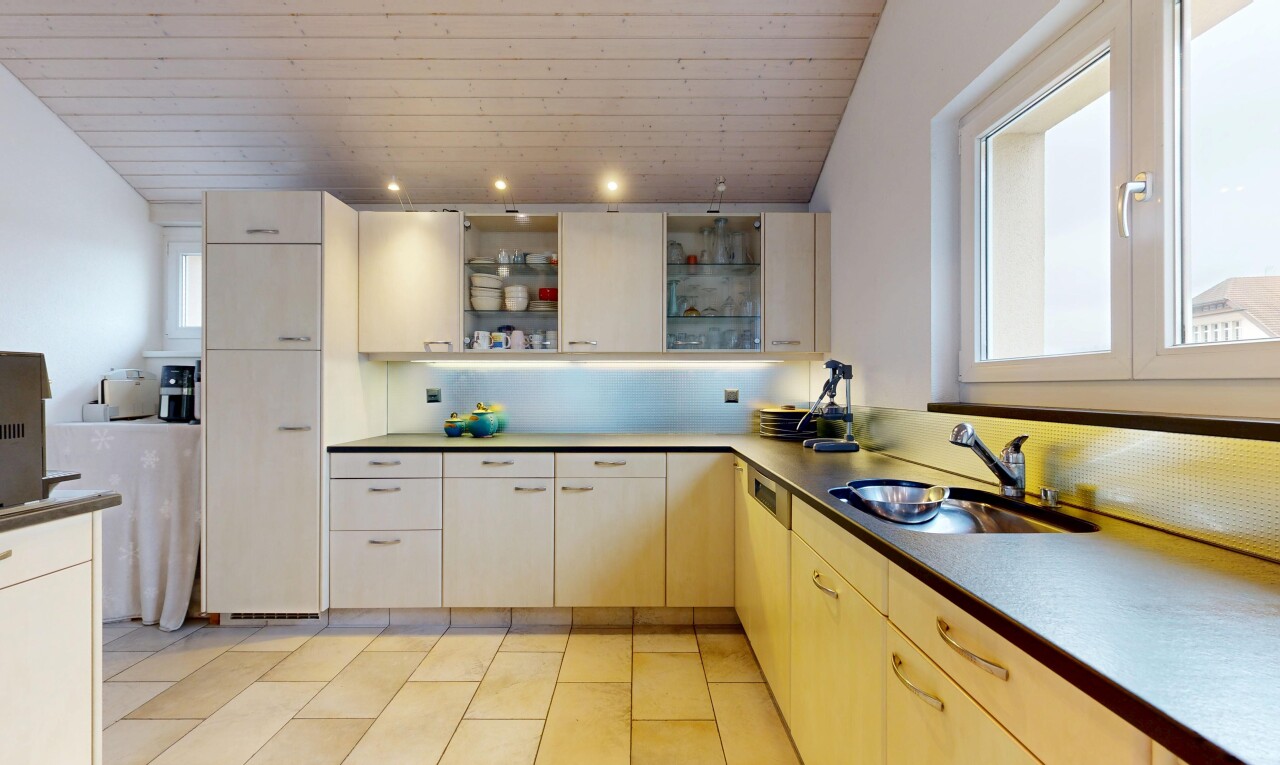 cuisine avec étagères ouvertes, plafond en bois, wood ceiling, lumière naturelle, et natural light