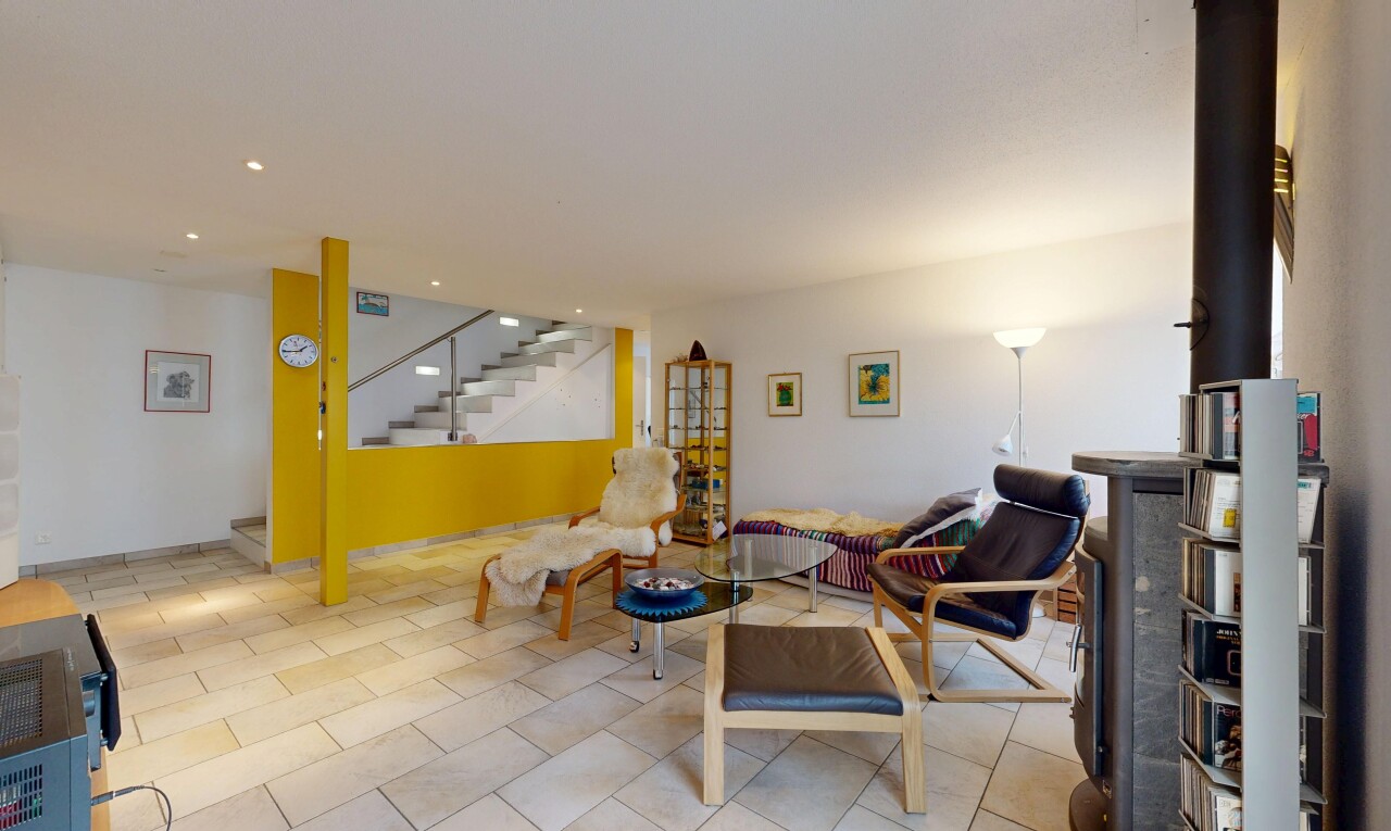 salon avec inside property, cloison sèche, drywall, escaliers, et sol en carrelage