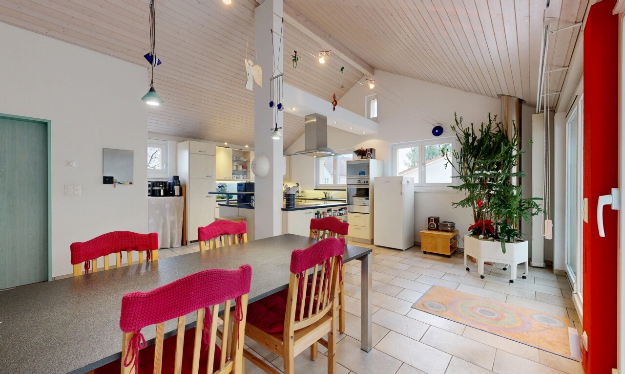 salle à manger avec plafond voûté, vaulted ceiling, lumière naturelle, natural light, et cloison sèche