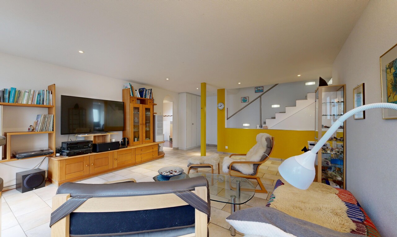 salon avec télévision, inside property, cloison sèche, drywall, et escaliers