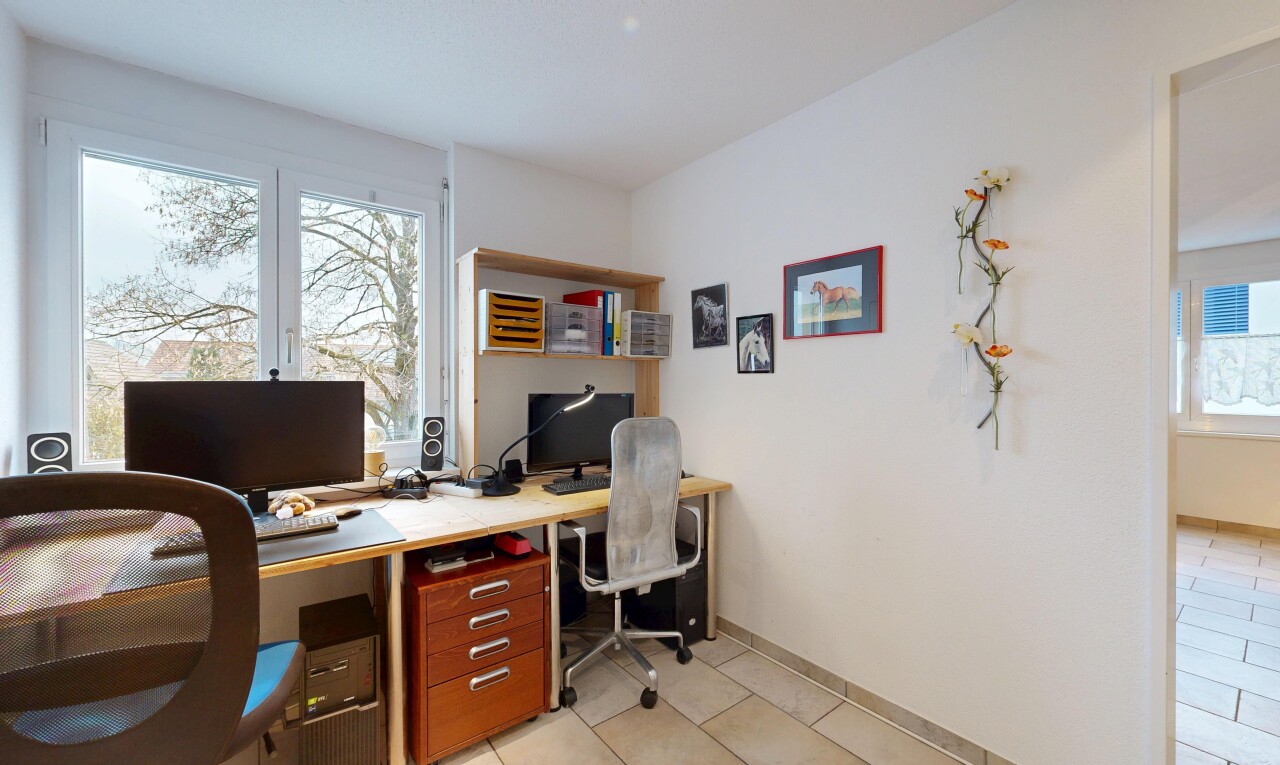 bureau avec lumière naturelle, natural light, espace bureau, télévision, et cloison sèche
