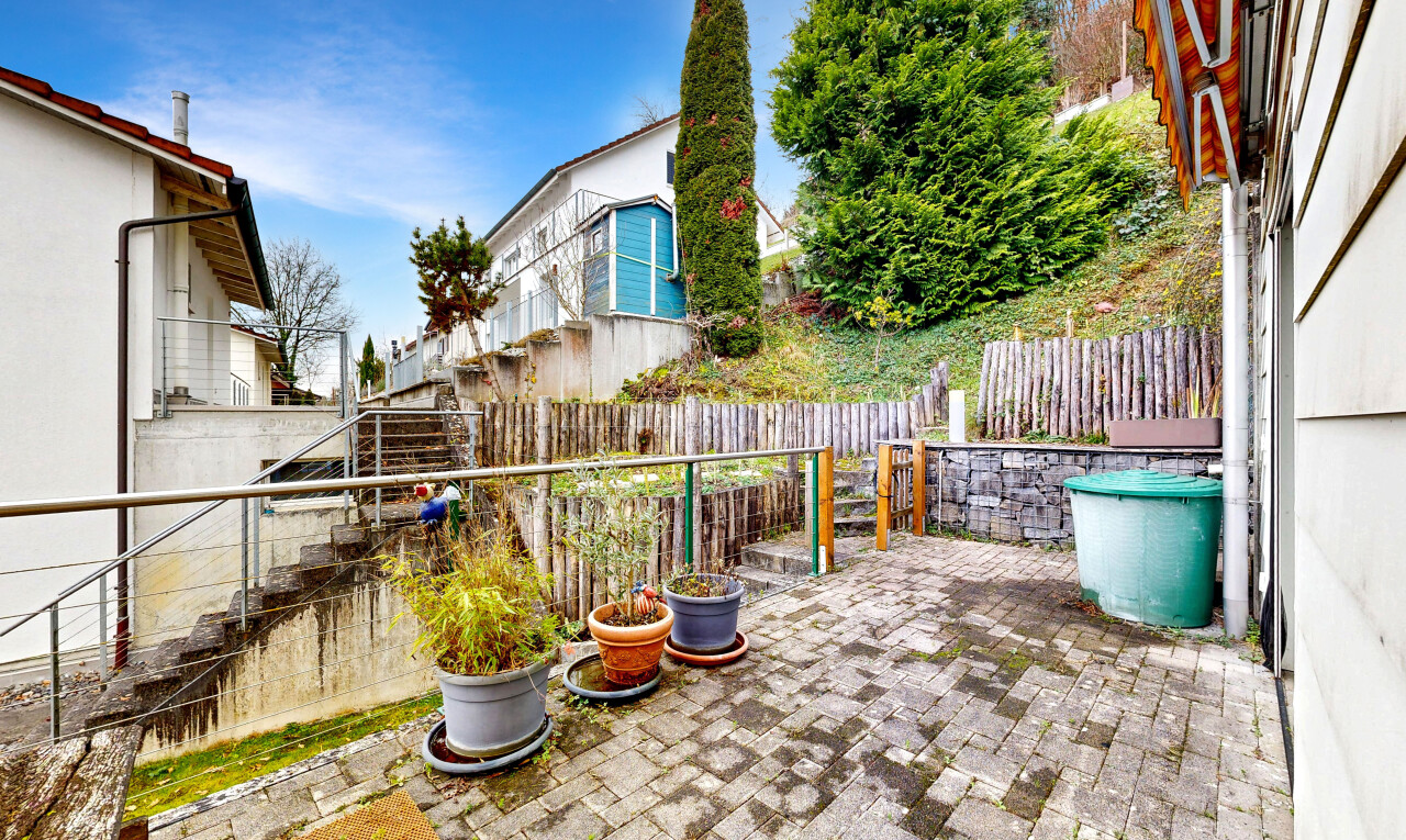 terrasse avec clôture, terrasse, day time, et from property