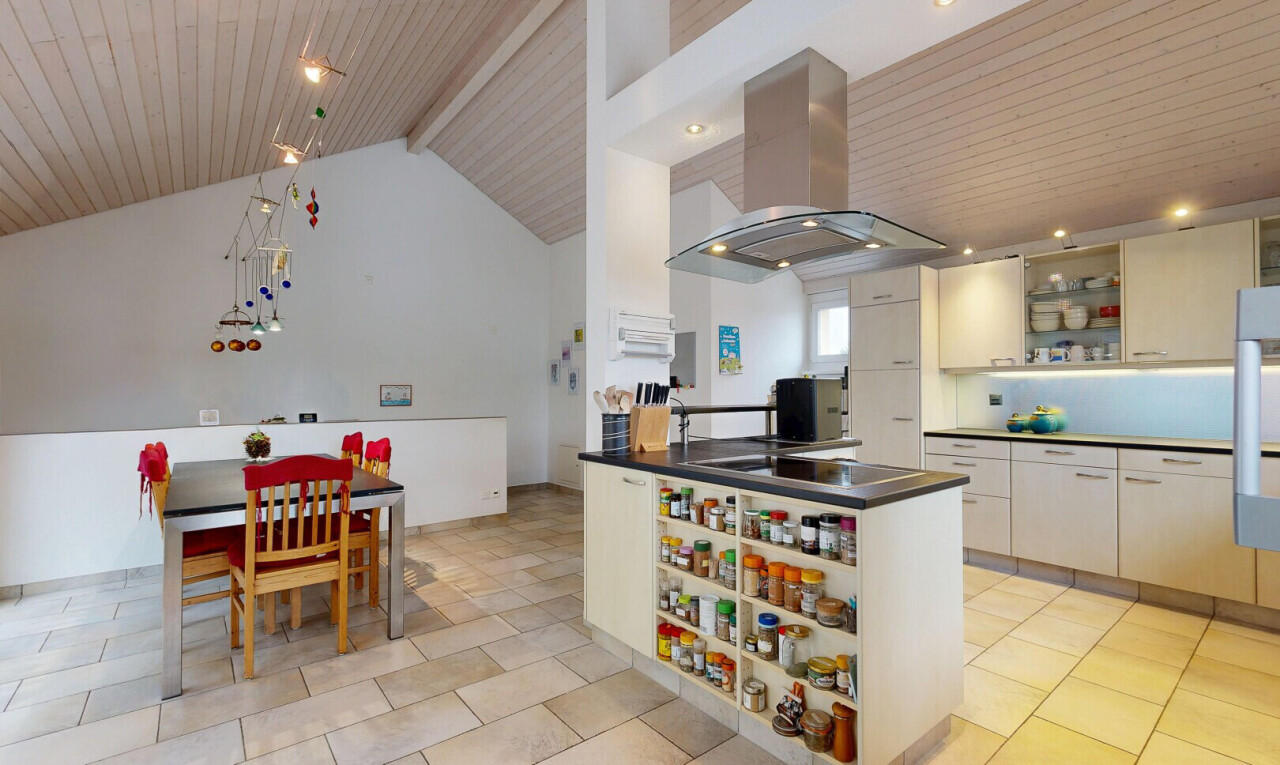 cuisine avec étagères ouvertes, hotte, péninsule de cuisine, wood ceiling, et inside community