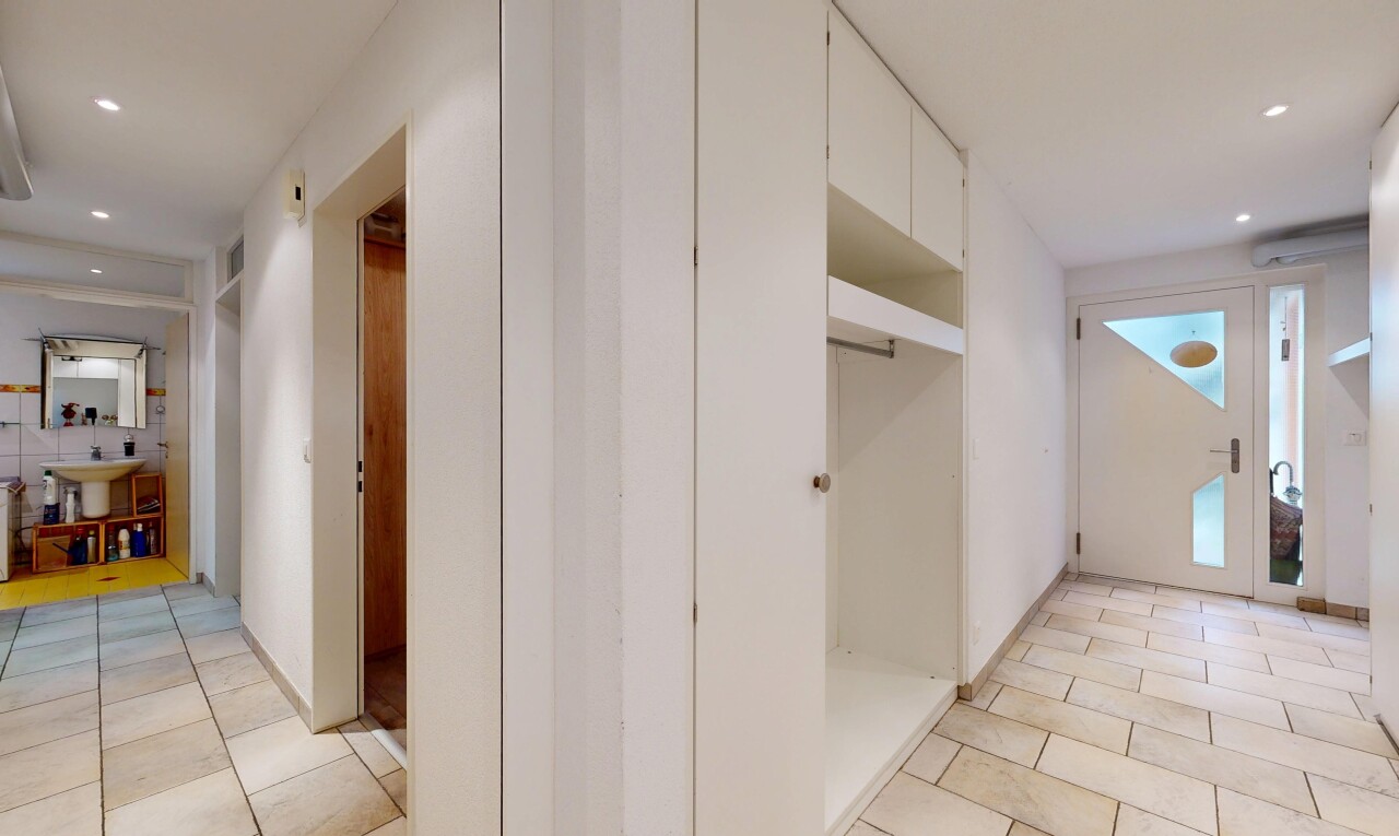 couloir avec éclairage encastré, recessed lighting, sol en carrelage, tile floor, et cloison sèche
