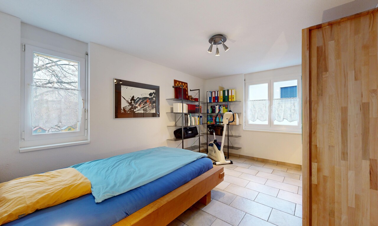 chambre avec inside property, cloison sèche, drywall, lumière naturelle, et natural light