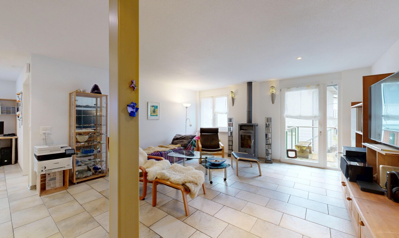 salon avec poêle à bois, inside property, lumière naturelle, natural light, et cloison sèche