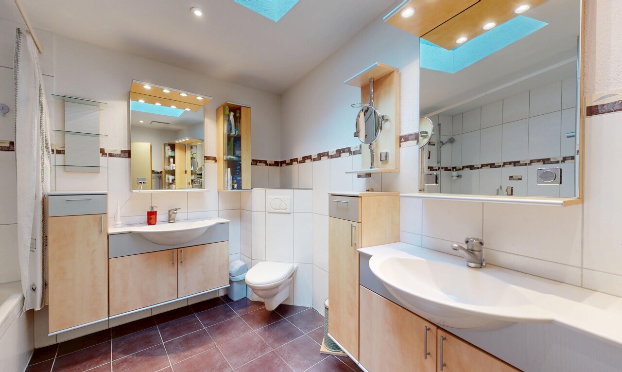 salle de bains avec puits de lumière, salle de bain complète, deux lavabos simples, sol en carrelage, et tile floor